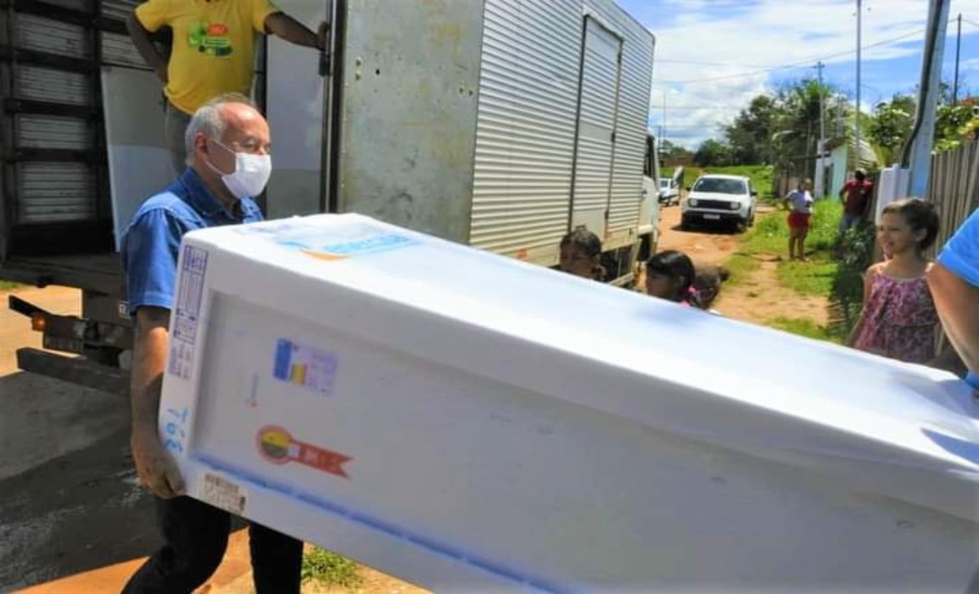 Não é mentira de 1º de abril: Bocalom virou entregador de geladeira 